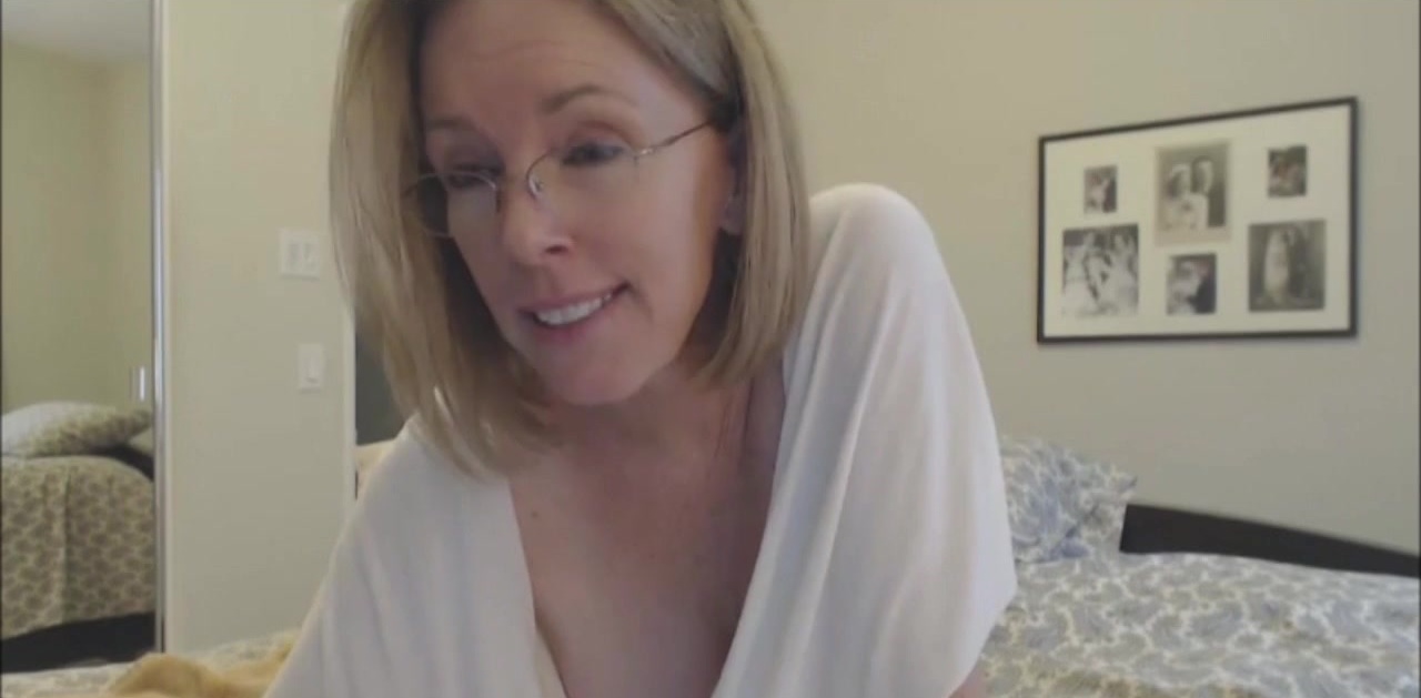 Mature lady fucks herself on webcam