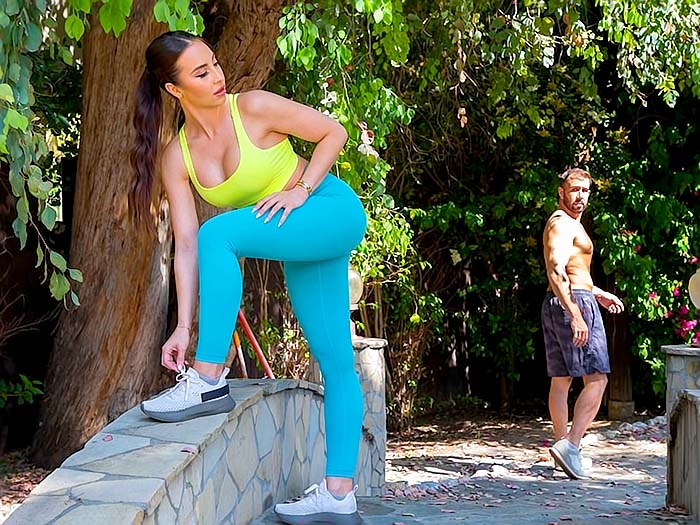 Fit bubble butt brunette Melissa Stratton takes a stranger's cock after her workout in the park