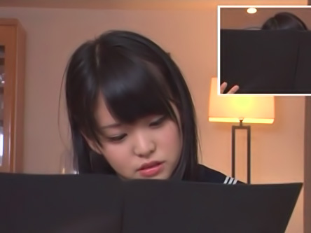 Молодая японская школьница пытается сфокусироваться 