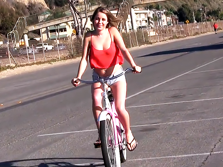 Huge Tits Bike - â–· 19-Year-Old Teen with Big Tits Makes Porn On the Beach ...